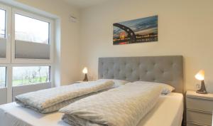 ein Schlafzimmer mit einem großen Bett mit zwei Lampen in der Unterkunft Ferienwohnung Herzmuschel für 5 Gäste mit Sauna und Garten, strandnah in Kellenhusen