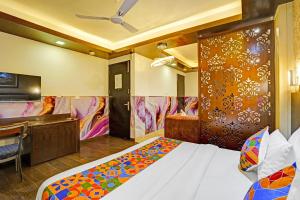 Postel nebo postele na pokoji v ubytování FabHotel Galaxy - Nr Patel Nagar Metro