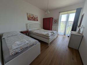 Posteľ alebo postele v izbe v ubytovaní Mezi Stromy