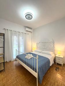 Postel nebo postele na pokoji v ubytování Nikos Apartment