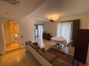 ein Wohnzimmer mit Sofa und Tisch in der Unterkunft Penshouse in Lecco