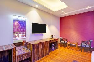 TV a/nebo společenská místnost v ubytování FabHotel Galaxy - Nr Patel Nagar Metro