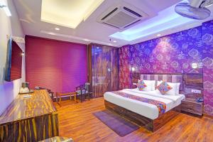 Postel nebo postele na pokoji v ubytování FabHotel Galaxy - Nr Patel Nagar Metro