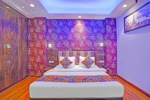 Postel nebo postele na pokoji v ubytování FabHotel Galaxy - Nr Patel Nagar Metro