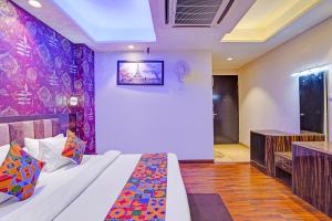 Postel nebo postele na pokoji v ubytování FabHotel Galaxy - Nr Patel Nagar Metro