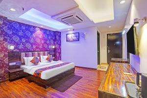 TV a/nebo společenská místnost v ubytování FabHotel Galaxy - Nr Patel Nagar Metro