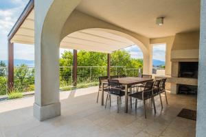 En balkon eller terrasse på Villa Cerović Luxury Privacy Pet Friendly