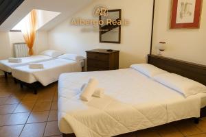 Letto o letti in una camera di Albergo Reale
