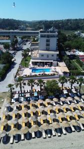 Басейн в EONA BEACH RESORT by Greek Pride або поблизу
