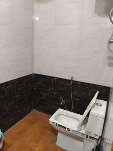 Bilik mandi di Happy Home Stay +6 gambar