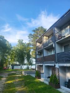 an apartment building with a yard in front of it at Pokój u Julii in Okuninka