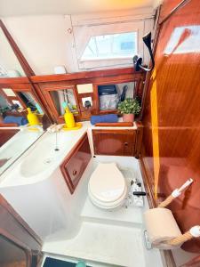 a small bathroom with a toilet and a sink at Beach Cosy Boat in Oeiras