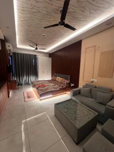 a living room with a couch and a bed at Atha luxury studio 02 in Jāmb