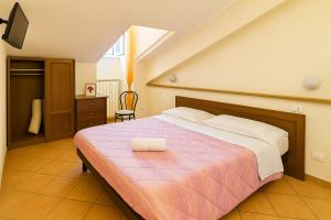 Letto o letti in una camera di Albergo Reale