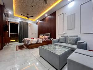 a living room with a couch and a bed at Atha luxury studio 02 in Jāmb