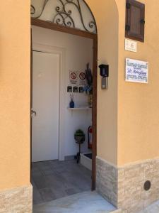 an open door into a room with a hallway at U muragliuni 2 in Lascari