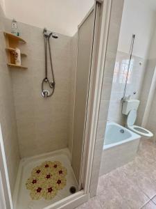 Koupelna v ubytování Follonica Summer Apartment + 7 fotografií