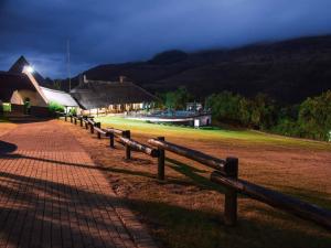 eine Reihe von Holzzäunen vor einem Haus in der Unterkunft Mount Sheba Rainforest & Resort Self Catering Cottages in Pilgrimʼs Rest