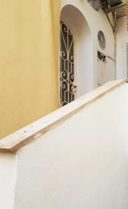 una puerta en el lateral de un edificio en Casa Romanzi en Capri