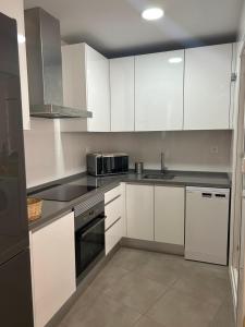 Kuchyňa alebo kuchynka v ubytovaní Denia Mar Apartment - Mar Baltic 5