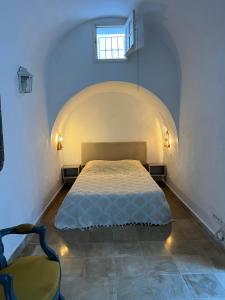 西迪·布·赛义德DAR ZAHRA Sidi Bou Said的一间带床的卧室，位于一间有窗户的房间里