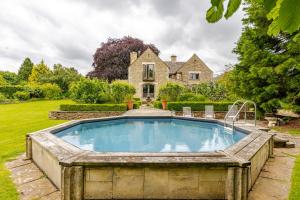 Πισίνα στο ή κοντά στο Cotswold Farmhouse with Swimming Pool