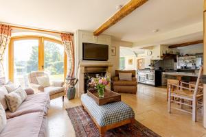 Η κουζίνα ή μικρή κουζίνα στο Cotswold Farmhouse with Swimming Pool