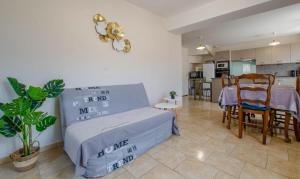 Una sala de estar con una cama y un comedor. en La maison d'a cote, en Crancey