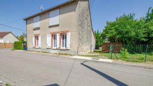un edificio viejo al costado de una calle en La maison d'a cote, en Crancey