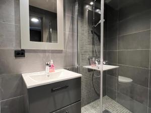a bathroom with a sink and a shower at Riddertunets moderne in Beitostøl +14 photos