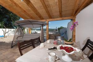 un tavolo con una tovaglia bianca su un patio di Holiday Home Lantina with pool a Pridraga