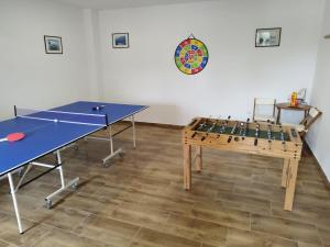 una stanza con due tavoli da ping pong e un tavolo da ping pong di Holiday Home Lantina with pool a Pridraga