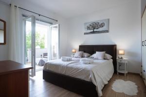 una camera da letto con un letto grande con lenzuola bianche di Holiday Home Lantina with pool a Pridraga Altre 35 foto