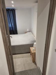 a small room with a bed and a doorway at Maison Samuela in Grillasca