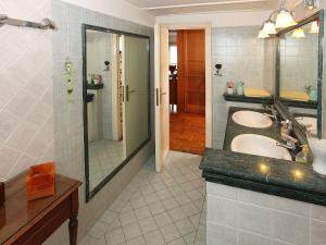 łazienka z 2 umywalkami i kabiną prysznicową w obiekcie Angelo Emo Home w Rzymie