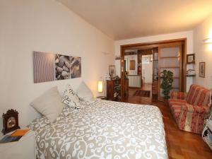 sypialnia z łóżkiem i salonem w obiekcie Angelo Emo Home w Rzymie