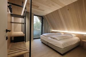 a bedroom with a bed and a large window at Spacious Luxury Lodge for 8 – Woodz Lodges Heusden-Zolder in Heusden - Zolder