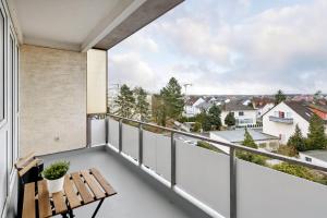 a balcony with a wooden bench and a view at MONTEUR - Unterkunft für bis zu 5 Personen in 64546 Mörfelden-Walldorf - GG11 in Mörfelden-Walldorf