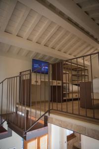 Zimmer mit Blick auf ein Bett und einen TV in der Unterkunft Casale Madonna Grande Wine Resort in Campomarino