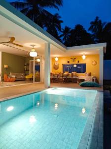 una piscina in una casa di notte di Oasis Road a Hinkong