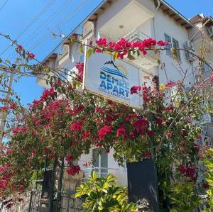 een bord op een gebouw met bloemen erop bij Demre Beyhan Apart in Demre