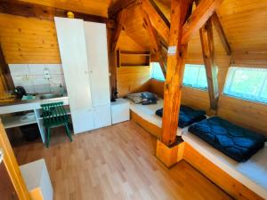 an overhead view of a cabin with two beds and a desk at Stanica wodna Swornegacie PTTK in Swornegacie 