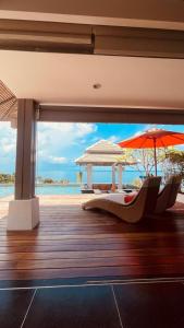 une chambre avec des chaises et des parasols sur une plage dans l'établissement Luxury villa Seaview & Sunset 100m from the beach, à Ko Pha Ngan