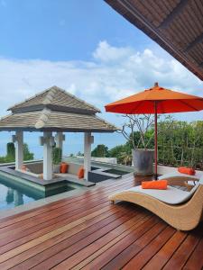 une terrasse avec des chaises et un parasol, ainsi qu'une piscine dans l'établissement Luxury villa Seaview & Sunset 100m from the beach, à Ko Pha Ngan