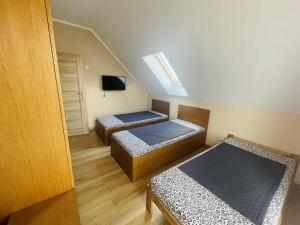 Postel nebo postele na pokoji v ubytování Orzechowy Raj Lechówek