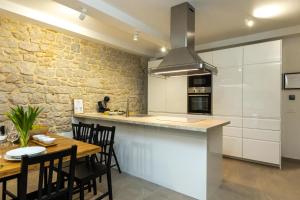 Kuchyň nebo kuchyňský kout v ubytování Seafront Stone House Sajbel