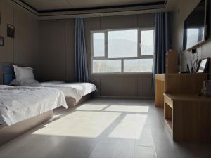 Voodi või voodid majutusasutuse Fengchui Banxia Manor Wild Luxury Camp toas