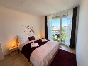 Posteľ alebo postele v izbe v ubytovaní Cadet 505 - Panorámás Balaton-parti Apartman