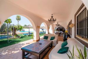 ein Wohnzimmer mit Sofa und Tisch in der Unterkunft Casa Rural La Perla in La Puebla de Cazalla