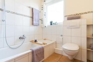 Ένα μπάνιο στο Inselblume 77 - Ferienwohnung Inselzeit in Burg auf Fehmarn +14 φωτογραφίες
